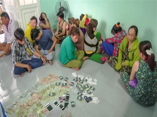 Vĩnh Long: 11 quý bà sát phạt nhau trên chiếu bạc hàng trăm triệu đồng
