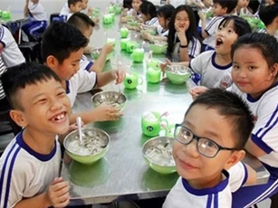 Siết chặt kiểm tra bếp ăn trường học ở Hà Nội