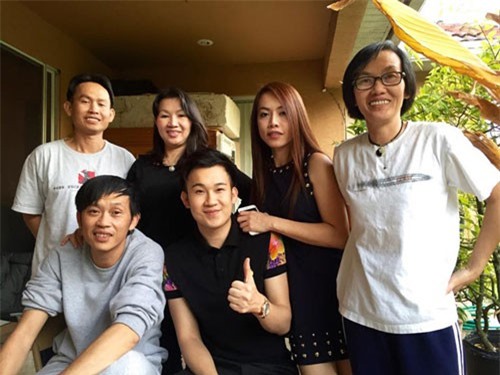 Hoài Linh tiết lộ ảnh đời tư hiếm thấy, lộ diện 5 anh chị em ruột thành đạt