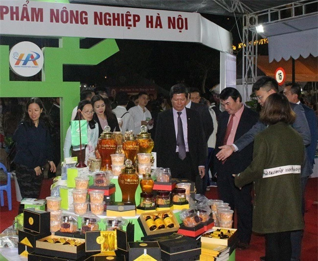 Ngay sau lễ khai mạc, các đại biểu đi thăm các gian hàng. Trong ảnh là gian hàng trưng bày sản phẩm nông nghiệp của TP. Hà Nội 