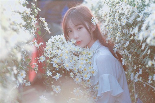 'Hot girl quân nhân' xinh đẹp, hát hay, là mẫu ảnh nổi tiếng