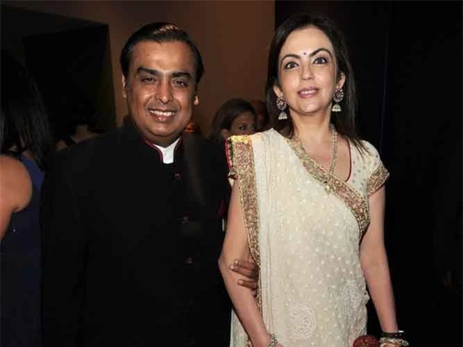 7. Gia tộc Ambani - giá trị tài sản ròng 43,3 tỷ USD. Đại diện duy nhất của châu Á có trong danh sách này là gia đình Ambani (Ấn Độ) với tài sản trị giá 43,3 tỷ USD. Của cải gia đình Ambani đến từ Tập đoàn công nghiệp Reliance - một tổ hợp lọc hóa dầu thuộc hàng đầu thế giới, ngoài ra cũng bao gồm bán lẻ và viễn thông. CEO Mukesh Ambani của hãng hiện sống trong một biệt thự rộng 37.000 m2 ở Mumbai. Ảnh: Getty.