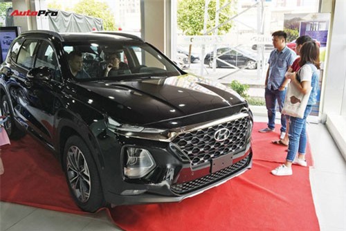 Chưa có giá chính thức, đại lý đã bán Hyundai Santa Fe 2019 'bia kèm lạc' 100 triệu đồng