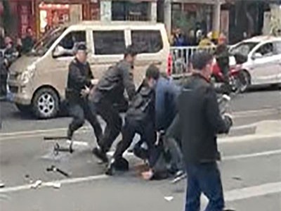 CLIP: Cướp xe buýt lao vào đám đông khiến ít nhất 5 người chết ở Trung Quốc