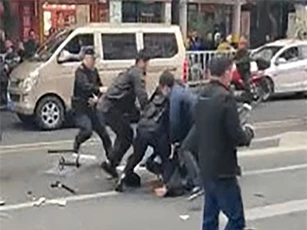 CLIP: Cướp xe buýt lao vào đám đông khiến ít nhất 5 người chết ở Trung Quốc