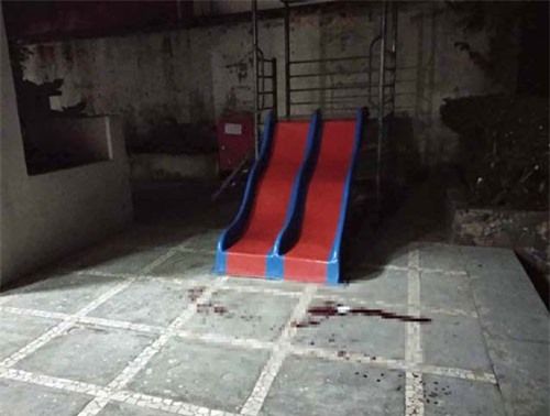 Nghệ An: Bị vật cứng rơi trúng đầu khi chơi ở sân chung cư, bé 3 tuổi tử vong