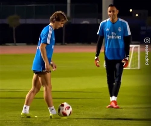 CLIP: Những pha hãm bóng đỉnh cao của các ngôi sao bóng đá