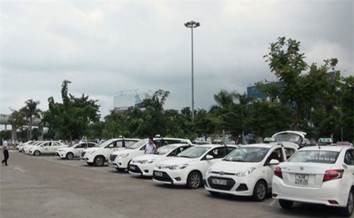 Đà Nẵng: Lái xe vào sân bay chèo kéo khách, hất nhân viên an ninh lên nắp ca pô