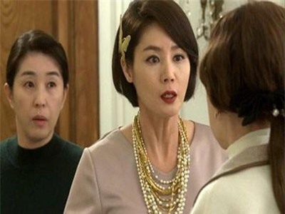 Ghét dâu thứ, yêu dâu cả, mẹ chồng bật khóc hối hận