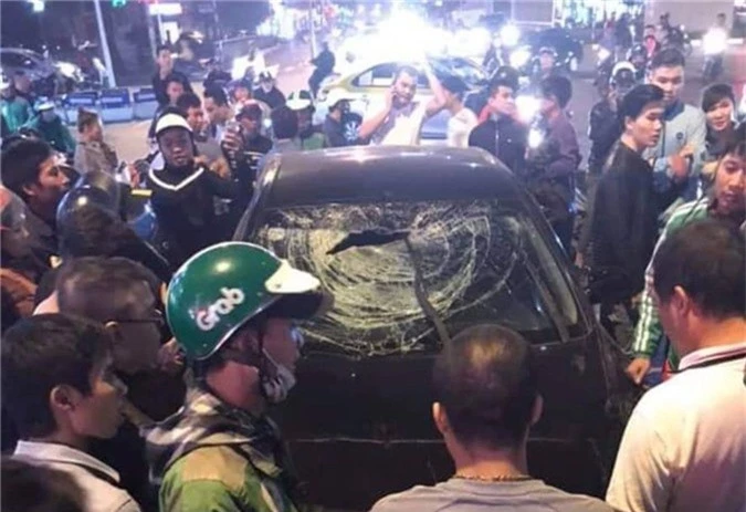 Hà Nội: Ô tô gây tai nạn liên hoàn, 2 phụ nữ mang thai nhập viện - Ảnh 1.