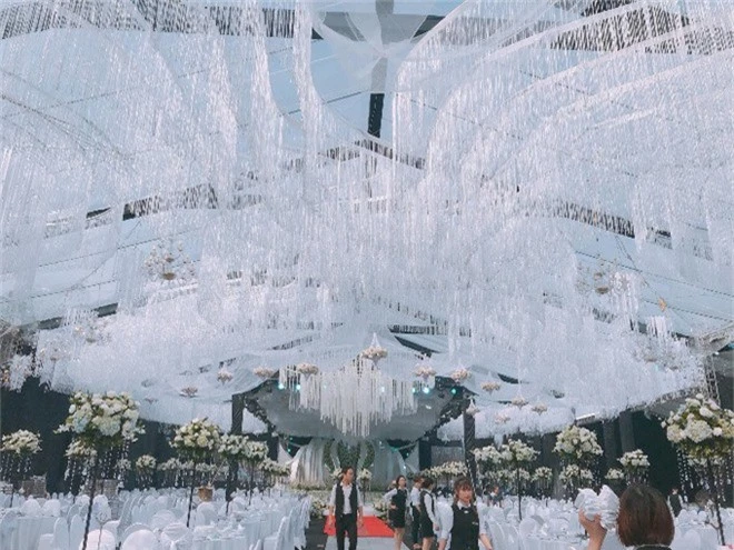 Những siêu đám cưới xa hoa bậc nhất năm 2018: Từ trang trí 13.000 bông hoa tươi tới đón dâu bằng siêu xe Maybach trị giá triệu đô - Ảnh 1.