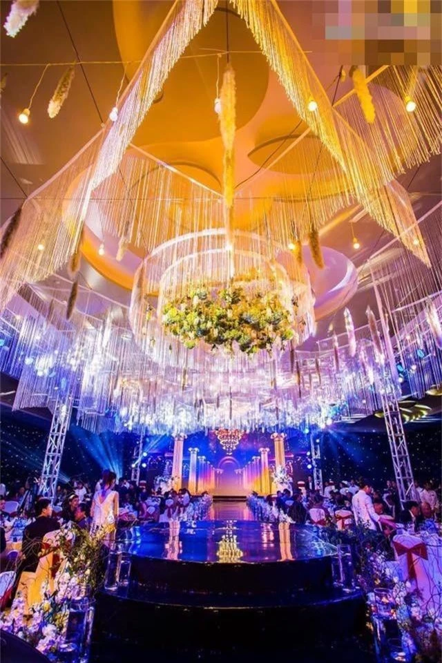 Những siêu đám cưới xa hoa bậc nhất năm 2018: Từ trang trí 13.000 bông hoa tươi tới đón dâu bằng siêu xe Maybach trị giá triệu đô - Ảnh 3.