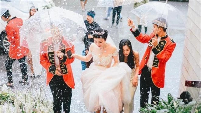 Những siêu đám cưới xa hoa bậc nhất năm 2018: Từ trang trí 13.000 bông hoa tươi tới đón dâu bằng siêu xe Maybach trị giá triệu đô - Ảnh 5.