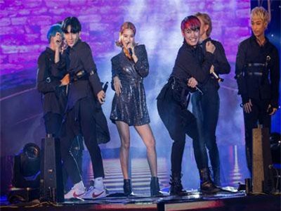 Hoàng Yến Chibi xúc động khi được 'trai trẻ' nhóm Zero9 nhảy múa minh họa