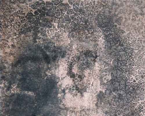 Ghê rợn những khuôn mặt thoắt ẩn hiện trên sàn nhà chưa có lời giải