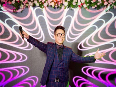 Tuấn Hưng và Isaac khoe vẻ điển trai khó cưỡng trên cùng sân khấu