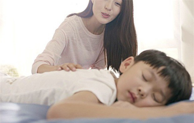 Nằm cùng con cho đến khi con ngủ, thói quen không xấu như mọi người vẫn nghĩ