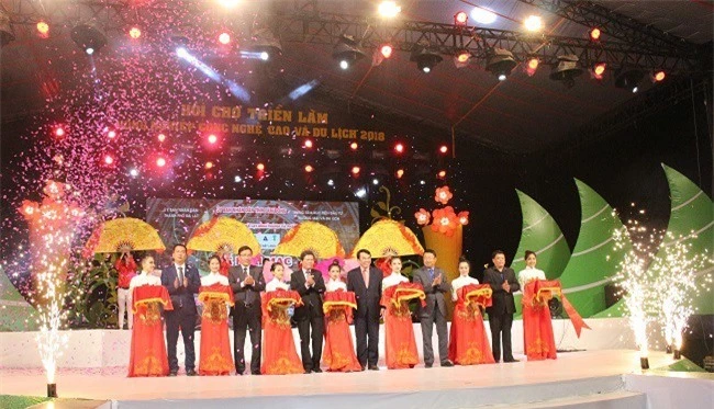 Lãnh đạo tỉnh Lâm Đồng cùng Ban tổ chức cắt băng khai mạc