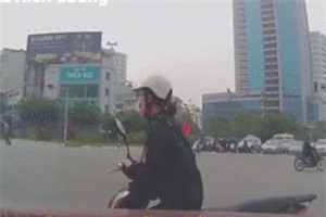 CLIP: Người phụ nữ va vào ô tô ngã xuống đường vì không quan sát