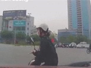 CLIP: Người phụ nữ va vào ô tô ngã xuống đường vì không quan sát