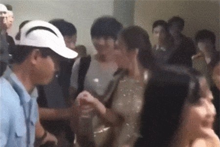 CLIP: ‘Sốc’ với phản ứng của Mỹ Tâm khi bị fan nam 'động chạm'