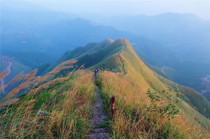 Leo “sống lưng khủng long” săn mây ở "thiên đường" vùng biên