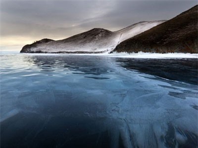 CLIP: Hồ nước sâu nhất thế giới đóng băng tạo nên một tuyệt tác
