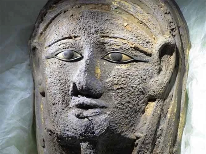 4. Mặt nạ xác ướp mạ vàng. Các nhà nghiên cứu tại Đại học Tübingen đã phát hiện ra một chiếc mặt nạ dát vàng trên xác ướp của một linh mục ở Saqqara, Ai Cập. Hiện vật khảo cổ này có niên đại từ thời Saite-Ba Tư (664-404 TCN). 