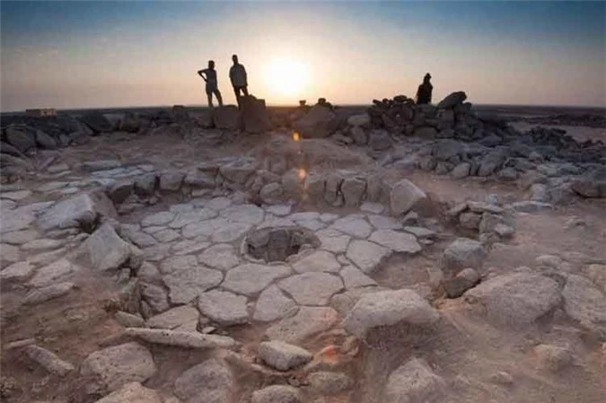 6. Bánh mì cổ nhất thế giới. Các nhà khảo cổ học phát hiện ra phần còn lại của một chiếc bánh mì hóa thạch có niên đại 14.400 năm trước tại một di chỉ khảo cổ ở phía đông bắc Jordan. 