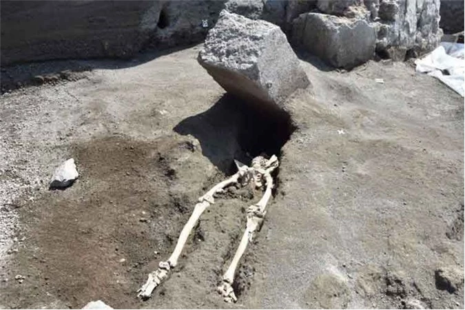 8. Tìm thấy hài cốt một công dân La Mã bị đá nghiền nát. Nhân vật xấu số này bị một tảng đá lớn nghiền nát đầu trên trong khi chạy trốn khỏi trận phun trào của núi lửa Vesuvius ở Pompeii năm 79 SCN. 