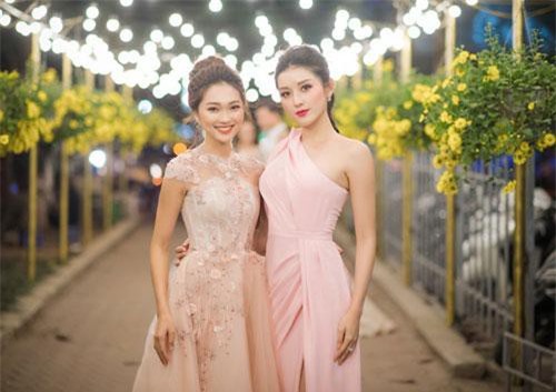 Huyền My khoe vai trần gợi cảm bên bạn gái tin đồn của cầu thủ Văn Đức