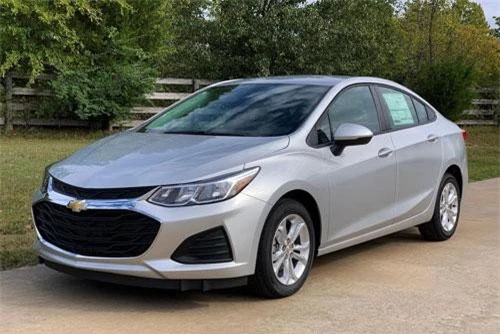 1. Chevrolet Cruze Sedan 2019 (giá khởi điểm: 17.995 USD).