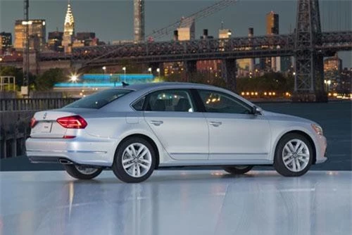 10. Volkswagen Passat 2019 (giá khởi điểm: 25.295 USD).