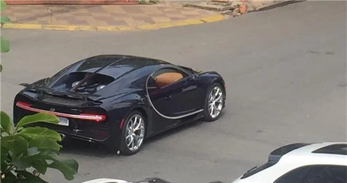 Bugatti Chiron của đại gia Campuchia xuống phố. Siêu phẩm Bugatti Chiron đầu tiên về Campuchia vừa có lần đầu tiên xuống phố sau khi được nhập về đầu tháng này. Xe hiện đã có biển số. (CHI TIẾT)