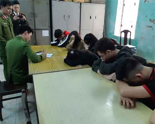 Bắt quả tang 13 thanh niên 'mượn' tiệm cắt tóc 'xài' ma túy