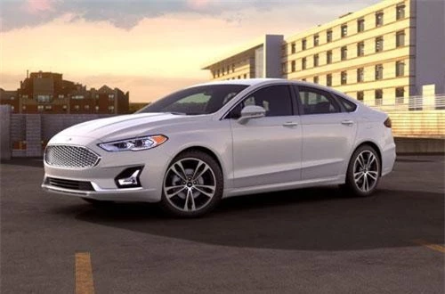 2. Ford Fusion 2019 (giá khởi điểm: 22.840 USD).