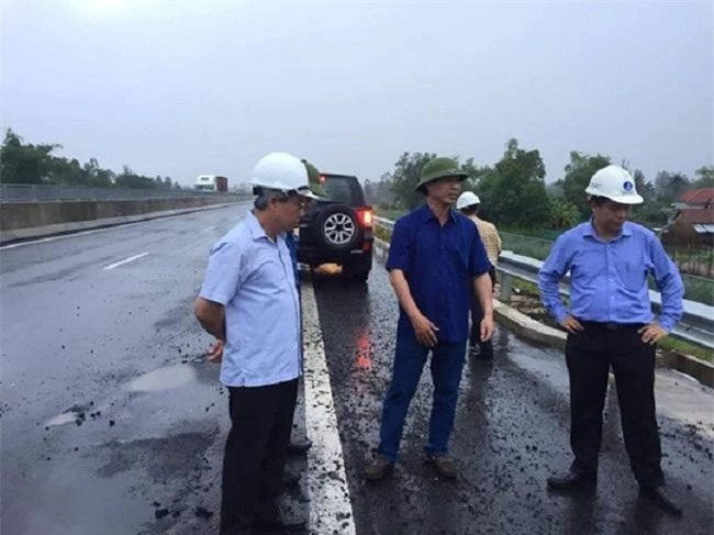 Thứ trưởng Lê Đình Thọ kiểm tra chất lượng dự án cao tốc 34 nghìn tỷ (Ảnh: Người lao động)