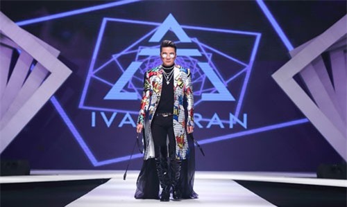 Đàm Vĩnh Hưng trình diễn thời trang với áo choàng sặc sỡ