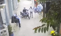 CLIP: Thanh niên lái xe SH đi... 'chôm' quần áo