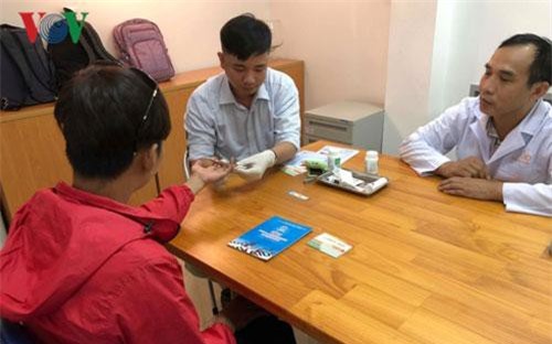 Cách gì để người nhiễm HIV không ngại khám chữa bệnh bằng BHYT?