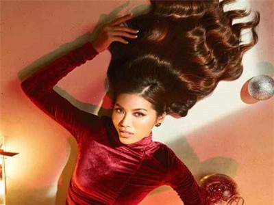 Minh Tú cùng học trò chụp ảnh khoe tóc chào năm mới