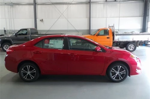 9. Toyota Corolla Sedan 2019 (giá khởi điểm: 18.700 USD).