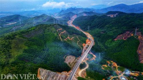 Hình ảnh đẹp như tranh thủy mặc trên cao tốc 12.000 tỷ ở Quảng Ninh