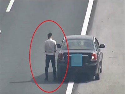 CLIP: Thanh niên thản nhiên dừng xe trên đường cao tốc để tiểu tiện