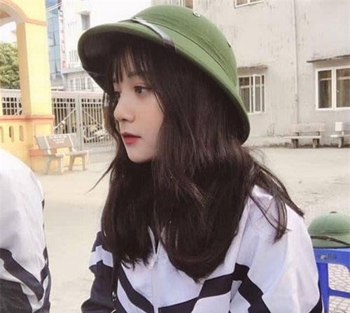Nữ sinh Hưng Yên 'gieo thương nhớ' với bức ảnh đi học quân sự