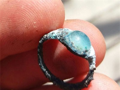 Đang đào đường, bất ngờ vớ chiếc nhẫn quý 2.000 năm tuổi