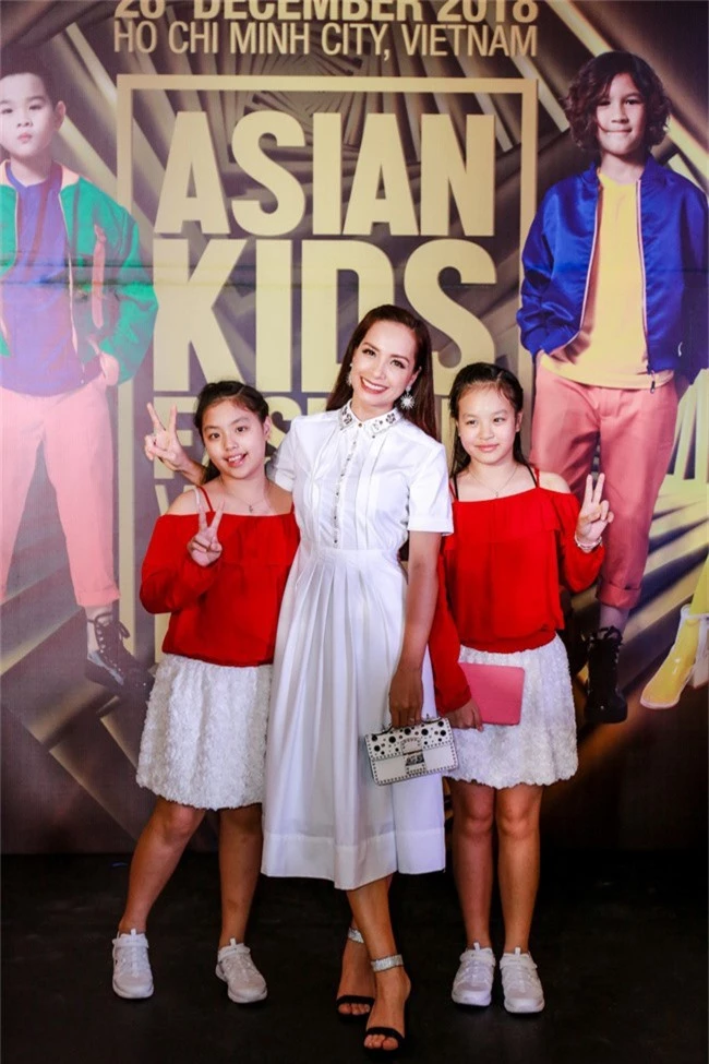 Á hậu Diễm Trang gây chú ý khi ăn diện thời trang bế con lên thảm đỏ - Ảnh 10.