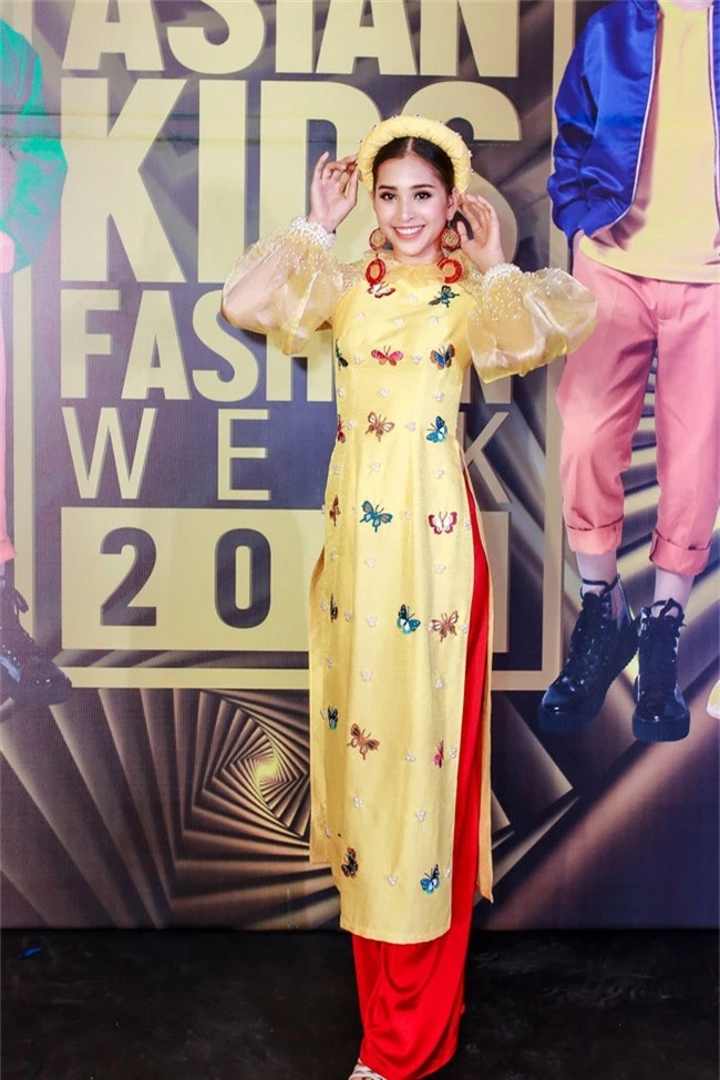 Á hậu Diễm Trang gây chú ý khi ăn diện thời trang bế con lên thảm đỏ - Ảnh 3.