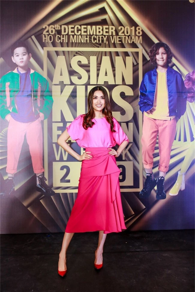 Á hậu Diễm Trang gây chú ý khi ăn diện thời trang bế con lên thảm đỏ - Ảnh 5.