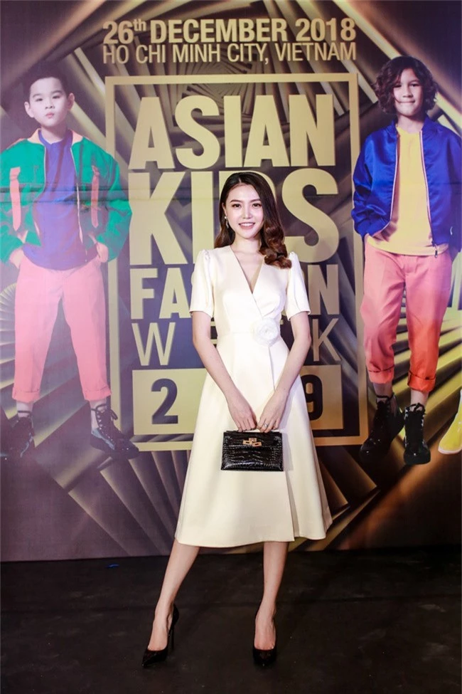 Á hậu Diễm Trang gây chú ý khi ăn diện thời trang bế con lên thảm đỏ - Ảnh 8.